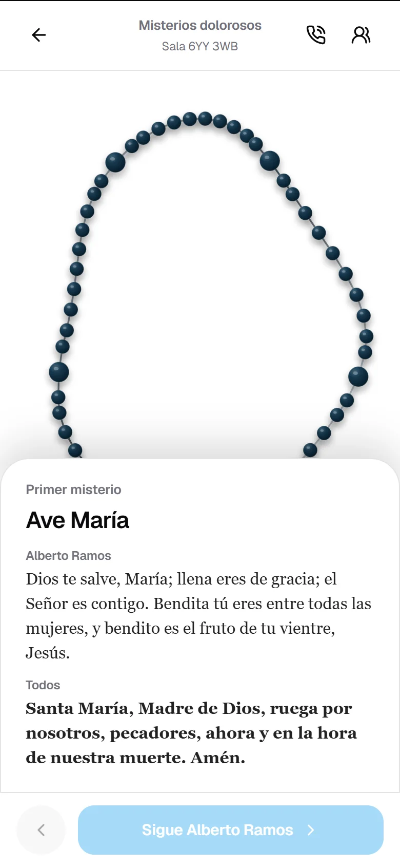 El primer misterio en una sala: el Avemaría con la parte de Alberto Ramos y la de todos, y «Sigue Alberto Ramos»